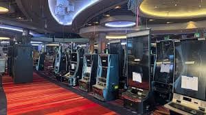 Studio live-dealer hobispin dengan dealer profesional dan multi-kamera